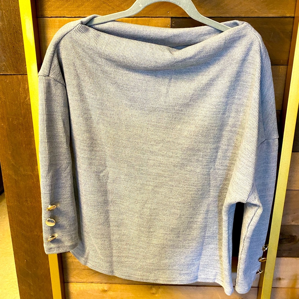 Boat neck gray fitted shirt with gold buttons